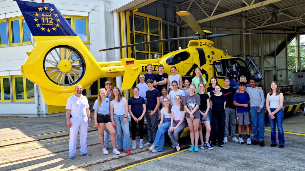 Schulsanitäter des GiS besuchen den Hubschrauber