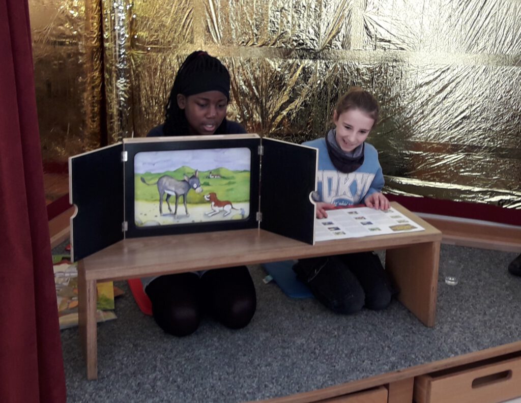 Lesen verbindet Groß und Klein: Schülerinnen des GiS lesen im Kindergarten Varieta vor