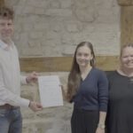 Erfolgreiche DELF-B2-Prüfung: Maja erhält Zertifikat